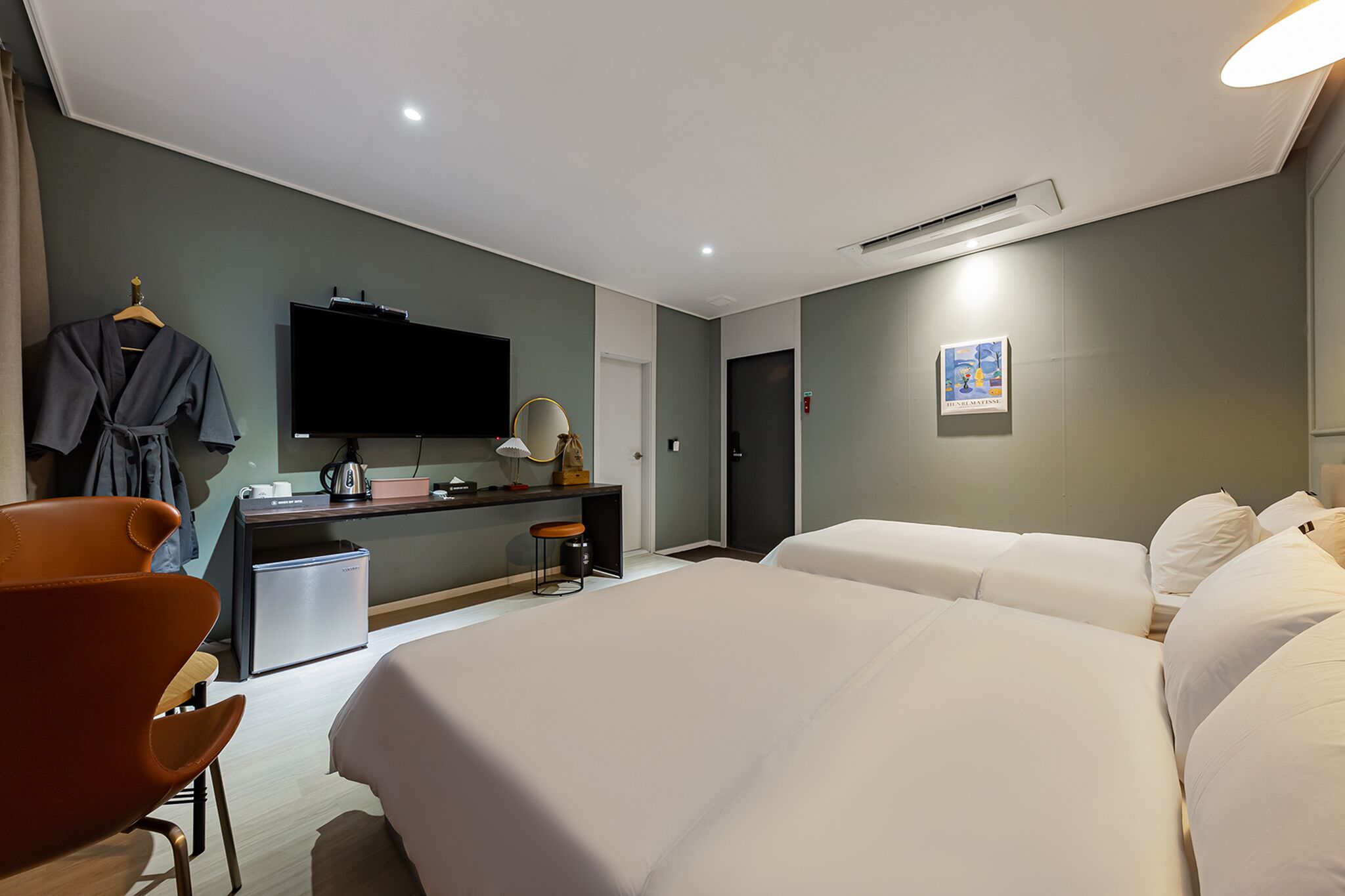 Habitación familiar | Baño | Regadera, amenidades de baño gratuitas, secadora de cabello, batas 