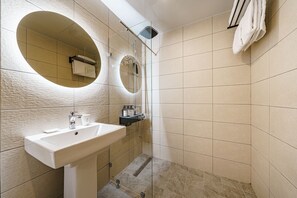 Quarto casal econômico, para não fumantes | Banheiro | Chuveiro, produtos de toalete grátis, secador de cabelo