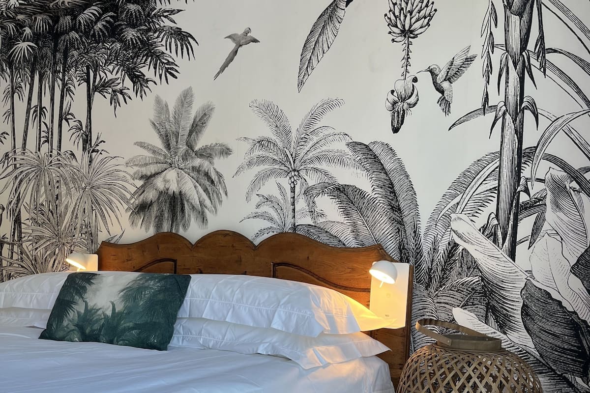 Egyptian cotton sheets, premium bedding, pillowtop beds, minibar