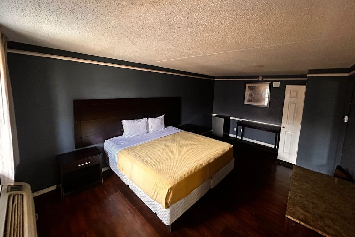 Room, 1 King Bed | 1 bedroom, minibar, free WiFi, bed sheets