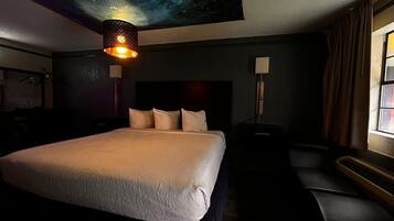 Room, 1 King Bed, Non Smoking | Minibar, free WiFi, bed sheets