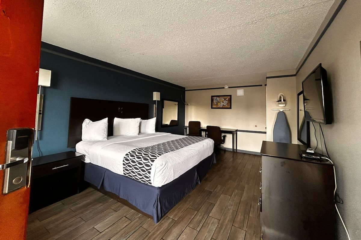 Room, 1 King Bed, Non Smoking | 1 bedroom, minibar, free WiFi, bed sheets