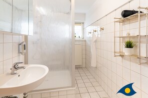 Douche, sèche-cheveux, serviettes fournies