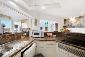 Frigorífic, microones, forn i placa de cuina 