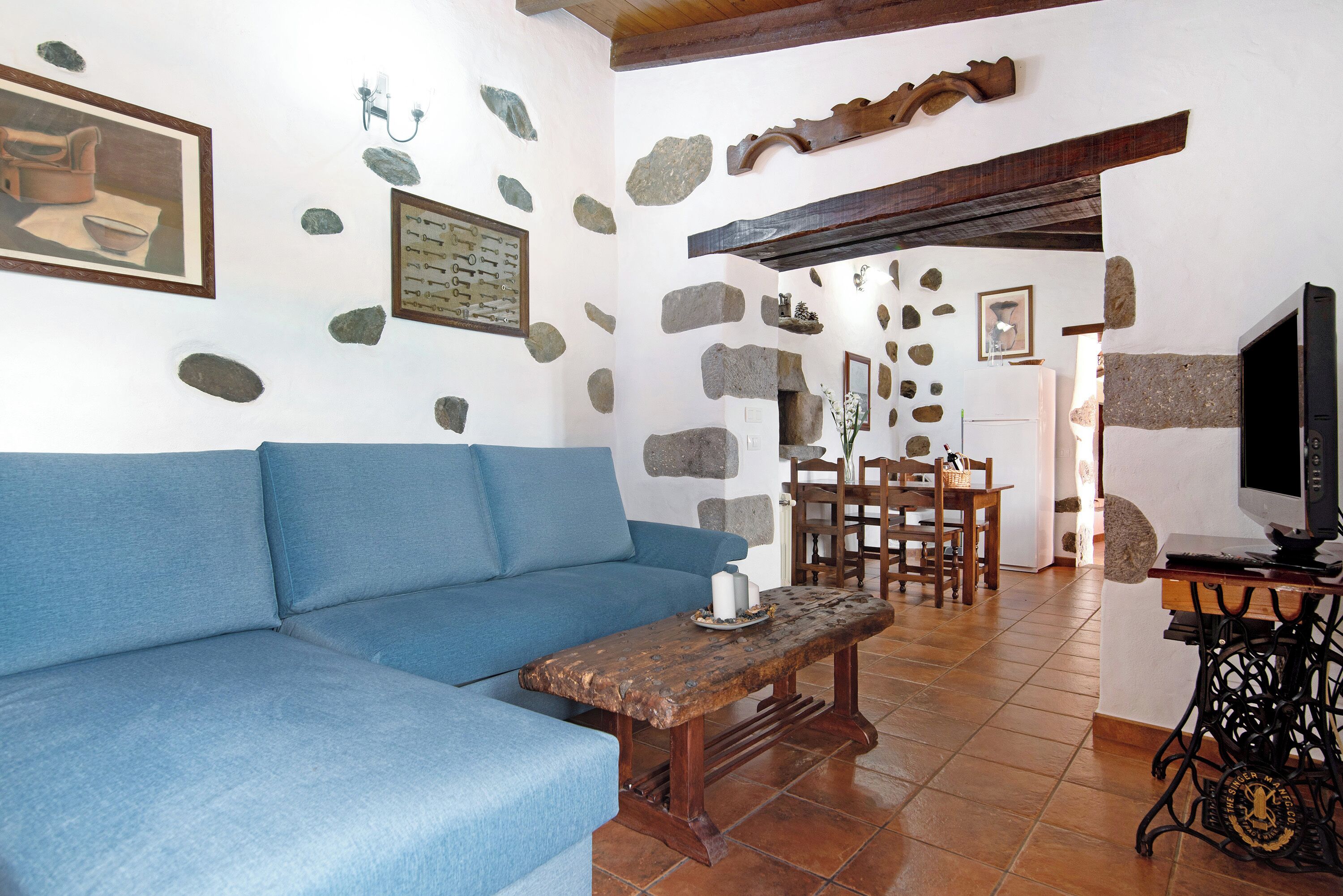 Een televisie en een stereo