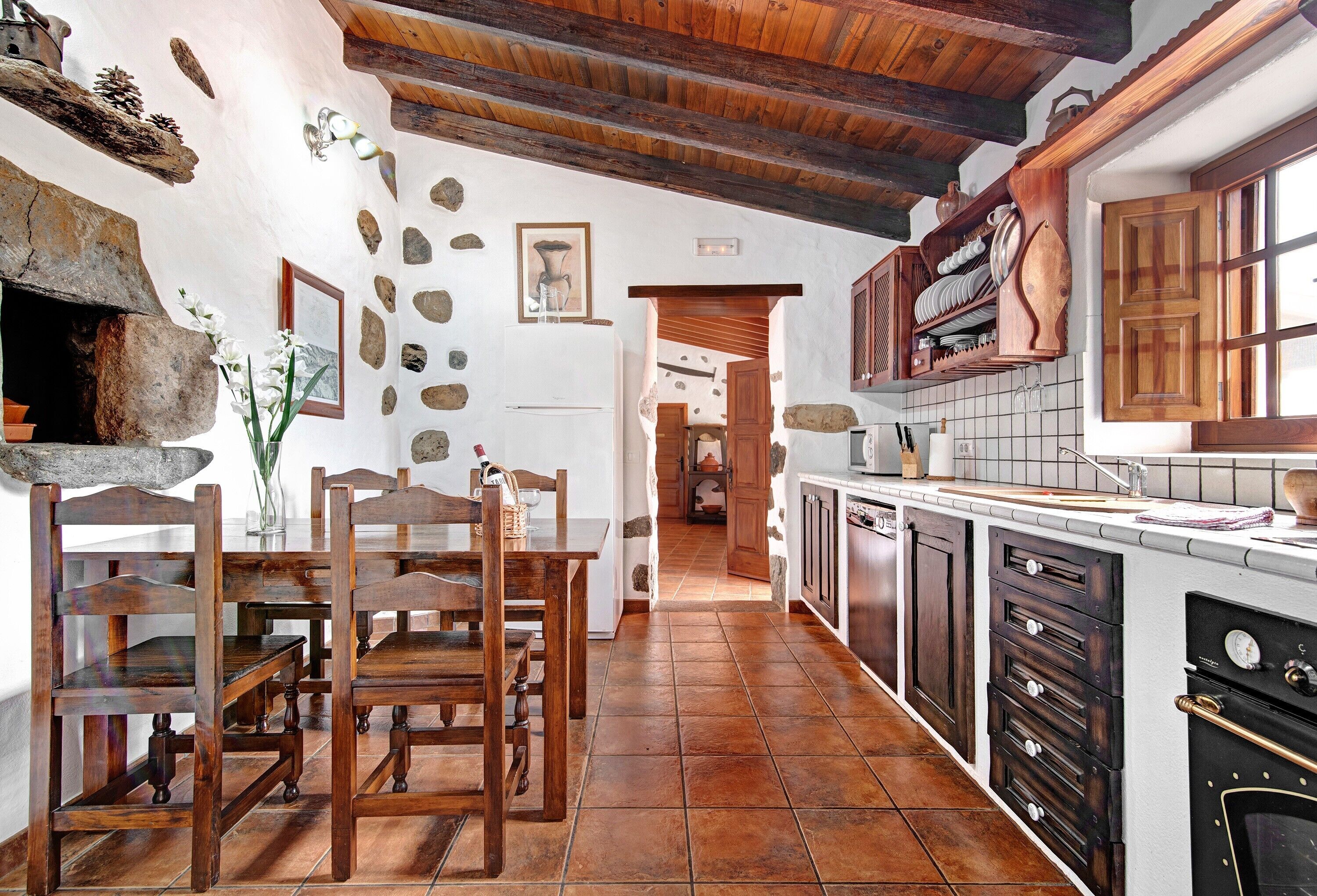Frigorífico, microondas, horno y placa de cocina