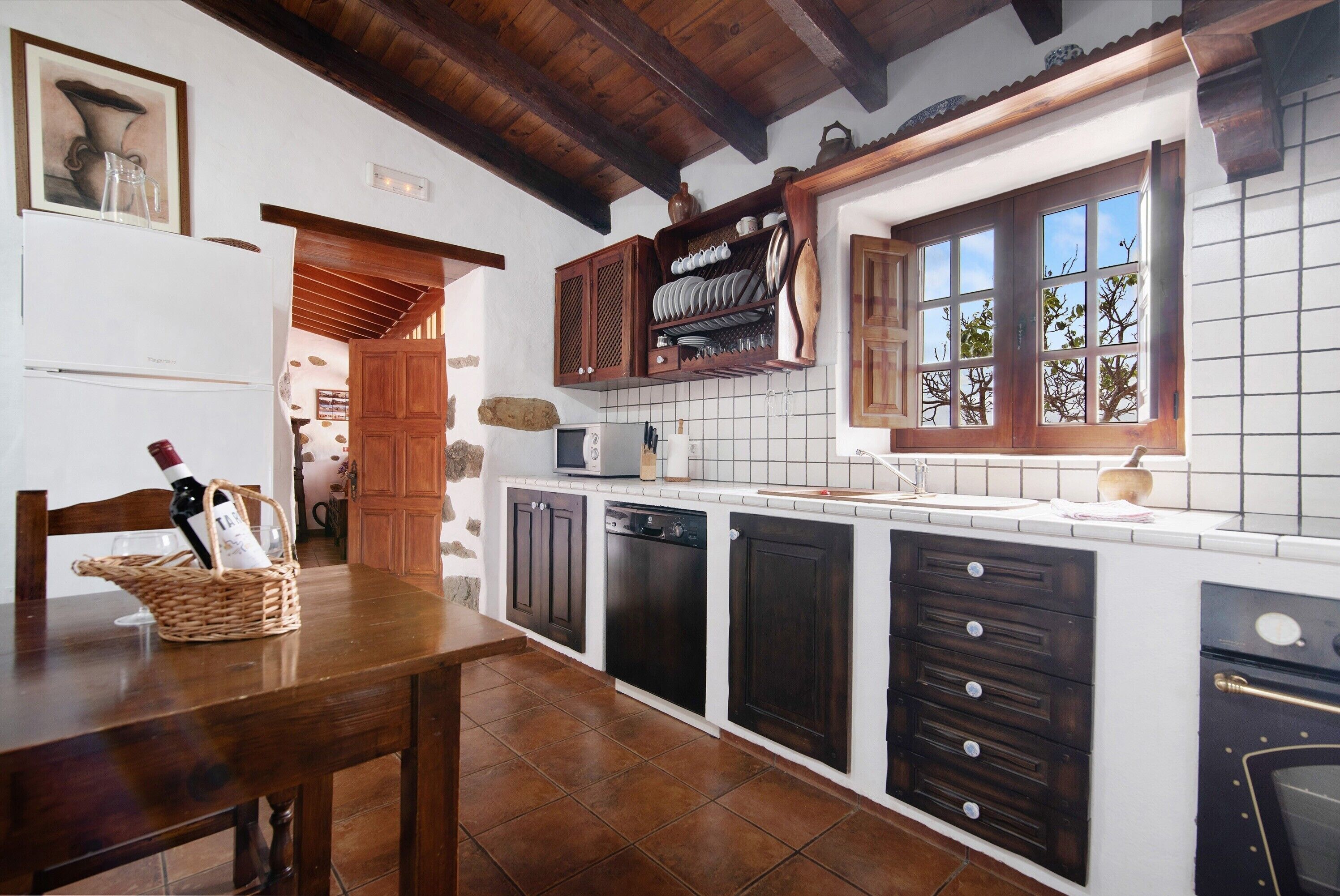 Frigorífico, microondas, horno y placa de cocina