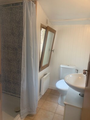 Douche, sĂšche-cheveux, serviettes fournies, savon