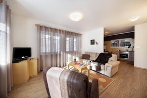 Fernseher, Tischtennisplatte