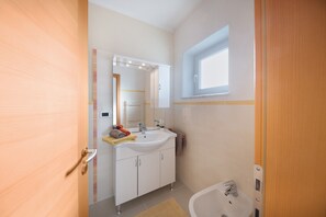 Douche, articles de toilette gratuits, sèche-cheveux