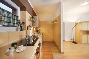 Frigorifero, microonde, forno, piano cottura