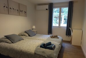 4 slaapkamers, een bureau, een strijkplank/strijkijzer, reisbedje