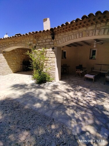 Single-storey villa, air conditioning, WiFi, swimming pool and large, quiet garden