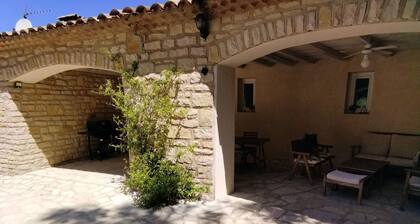 Single-storey villa, air conditioning, WiFi, swimming pool and large, quiet garden