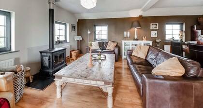 Green Hillside Apartment-Petit Wilogne