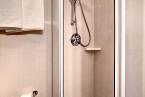 Dusche, Haartrockner, Handtücher