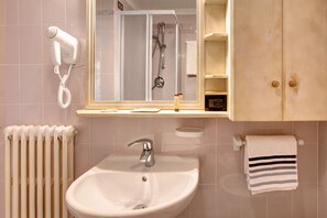 Shower, hair dryer, towels - Apartment 'Elisabetta n2' with Mountain View & Wi-Fi (Livigno)