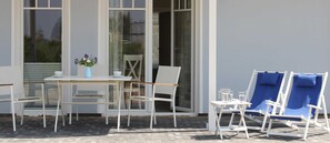 Outdoor dining - Klein-Ida by the sea with bed linen, towels, final cleaning - apartment, 2 bedrooms, max 4 persons (Börgerende-Rethwisch)