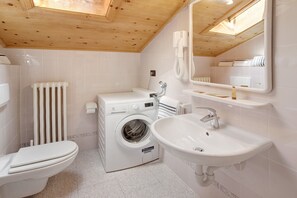 Shower, hair dryer, towels - Apartment 'Elisabetta n1' with Mountain View, Balcony & Wi-Fi (Livigno)