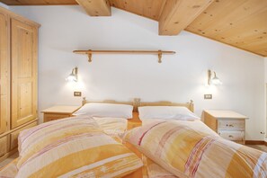 2 bedrooms, free WiFi, bed sheets - Apartment 'Elisabetta n1' with Mountain View, Balcony & Wi-Fi (Livigno)