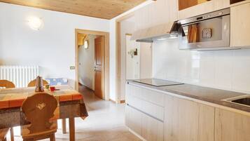 Geladeira, micro-ondas, cooktop, lava-louças