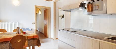 冷蔵庫、電子レンジ、コンロ、食器洗い機