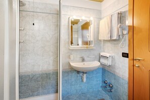 Shower, hair dryer, towels - 'Baita Truzz appartamento Valle' with Mountain View, Balcony, Shared Garden & Wi-Fi (Livigno)