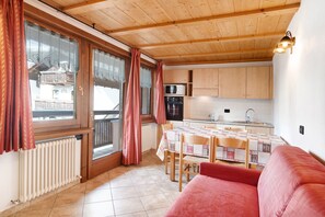 TV - 'Baita Truzz appartamento Valle' with Mountain View, Balcony, Shared Garden & Wi-Fi (Livigno)