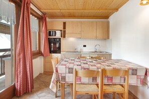 Dining - 'Baita Truzz appartamento Valle' with Mountain View, Balcony, Shared Garden & Wi-Fi (Livigno)