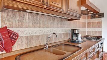 Een koelkast, een kookplaat, een koffiezetapparaat/waterkoker