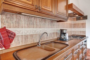 Fridge, stovetop, coffee/tea maker, electric kettle - Holiday Apartment 'Casa Inti' with Sea View, Terrace & Shared Garden (Granadilla de Abona)