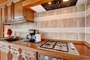 Fridge, stovetop, coffee/tea maker, electric kettle - Holiday Apartment 'Casa Inti' with Sea View, Terrace & Shared Garden (Granadilla de Abona)