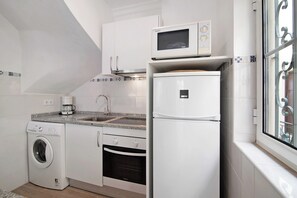 Een koelkast, een magnetron, een oven, een kookplaat