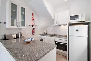 Een koelkast, een magnetron, een oven, een kookplaat