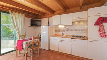 Een koelkast, een kookplaat, een koffiezetapparaat/waterkoker