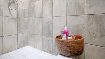 Een douche, handdoeken