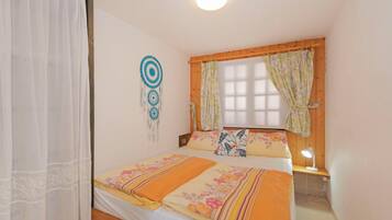 1 slaapkamer, een strijkplank/strijkijzer, gratis wifi, beddengoed