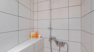 Een douche, handdoeken