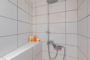 Een douche, handdoeken