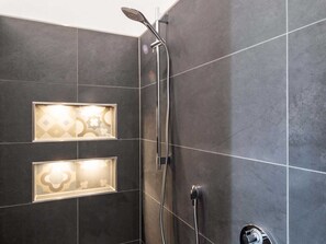 Bruser, hårtørrer, håndklæder, Sæbe