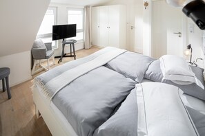 3 slaapkamers, een kluis op de kamer, een bureau, reisbedje