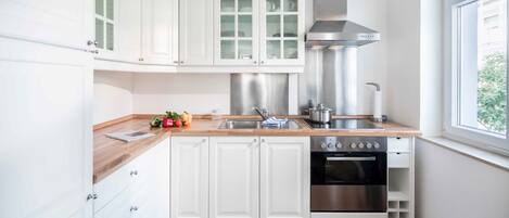 Kühlschrank, Mikrowelle, Ofen, Geschirrspüler