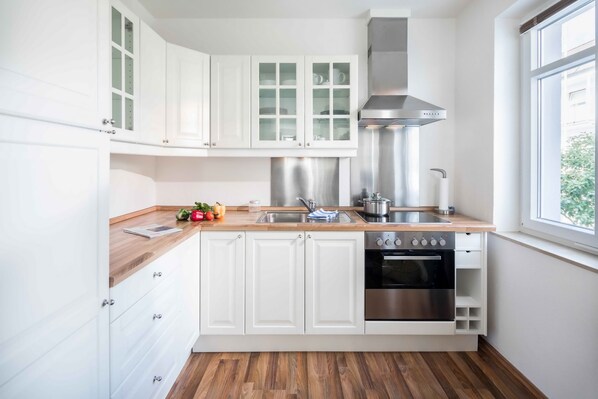 Kühlschrank, Mikrowelle, Ofen, Geschirrspüler