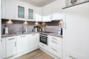 Kühlschrank, Mikrowelle, Ofen, Geschirrspüler