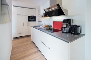 Kühlschrank, Mikrowelle, Ofen, Geschirrspüler