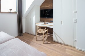 2 間睡房、房內夾萬、書桌、可攜式嬰兒床