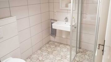 Een haardroger, handdoeken, toiletpapier