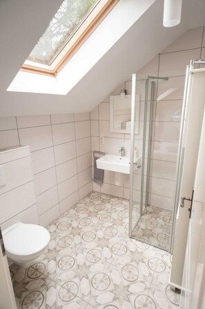 Secador de pelo, toallas, papel higiénico