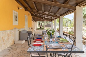Outdoor dining - Villa Bartolomeo with Pool, Garden and Wi-Fi (Modica)