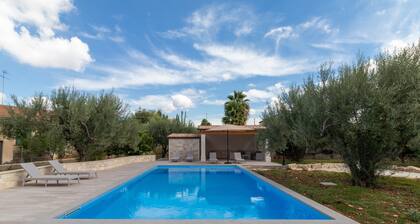 Villa Bartolomeo with Pool, Garden and Wi-Fi